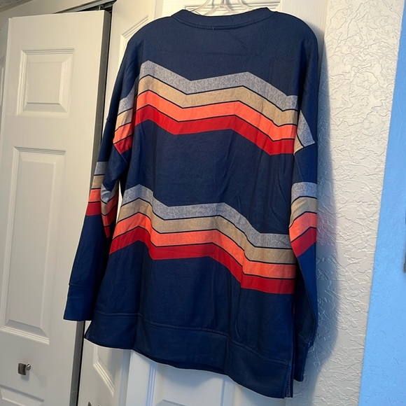UNBRANDED XL LS WITH SLIT SIDES BLUE WITH VIBRANT COLORED DESIGN TOP - Picture 8 of 9